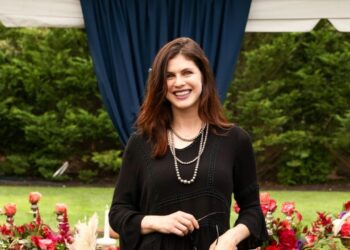 Star Sightings: Alexandra Daddario Stuns in The Hamptons, Snoop Dogg Surprises Fans With Chicken Fingers