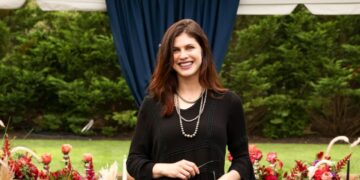 Star Sightings: Alexandra Daddario Stuns in The Hamptons, Snoop Dogg Surprises Fans With Chicken Fingers