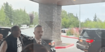 Russia’s Lavrov Wears CCCP Shirt in Alaska Ahead of Trump-Putin Summit