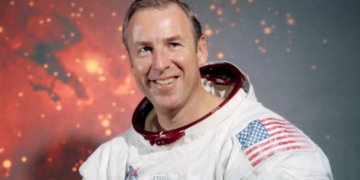 Apollo 13 astronaut Jim Lovell dies | US News