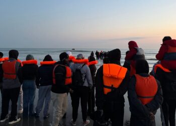 UK-France migrant returns deal comes into force | Politics News