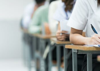 Parents must help tackle schoolchildren’s bad behaviour, education secretary says – as figures show ‘entrenched class divide’ | UK News