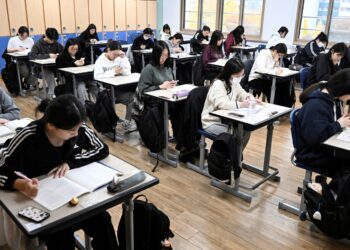 South Korea to ban mobile phones in school classrooms | World News