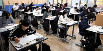 South Korea to ban mobile phones in school classrooms | World News