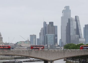 Wage rises slow as retail and hospitality jobs continue to fall | Money News