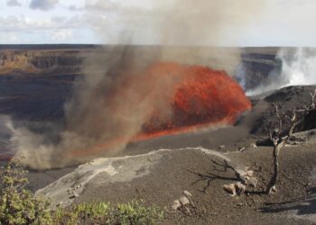 Hawaii’s Kilauea volcano erupts again and shoots lava for 31st time since December : NPR