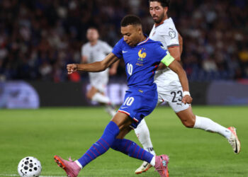 Flimsy France overcome deficit to scrape past Iceland in World Cup qualifiers