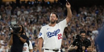 Clayton Kershaw Takes In The Moment In Last Regular-Season Home Start At Dodger Stadium