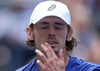 Alex de Minaur eliminated as grand slam quarter-final curse continues against Felix Auger-Aliassime