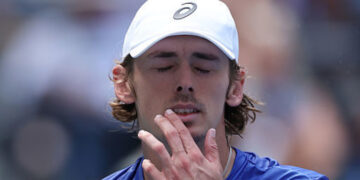 Alex de Minaur eliminated as grand slam quarter-final curse continues against Felix Auger-Aliassime