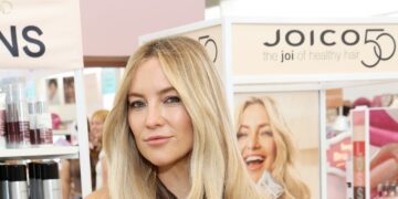 Star Sightings: Kate Hudson Stocks Up on Beauty Products in L.A., Lenny Kravitz Customizes Boots in Aspen