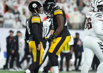 Aaron Rodgers Gets Tackled From Behind By Own Teammate And Loses It