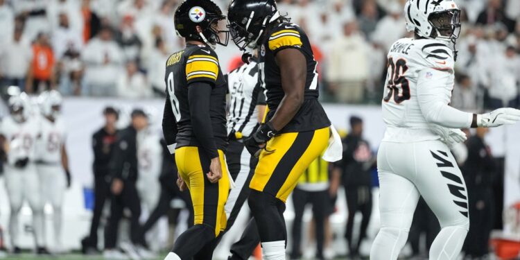 Aaron Rodgers Gets Tackled From Behind By Own Teammate And Loses It