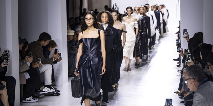Bottega Veneta SS 2026: Louise Trotter Weaves Magic
