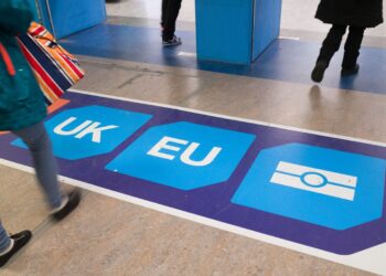 French air traffic controllers call off strike – sparing disruption for thousands of travellers | Money News