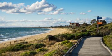 British man dies off coast of Melbourne after surfboard snaps | World News