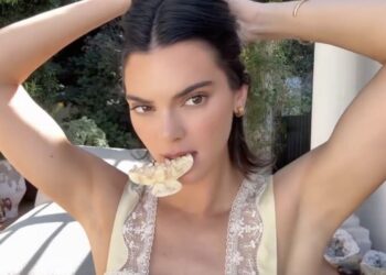 Celebs Love Emi Jay’s ’90s-Inspired Claw Clips — Now the Founder Predicts the Next Nostalgic Hair Trend