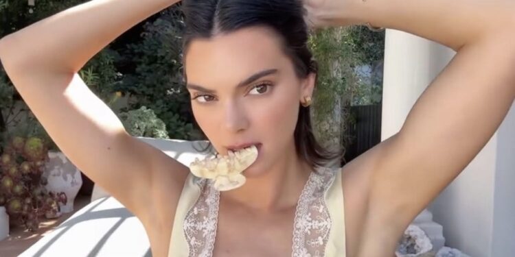 Celebs Love Emi Jay’s ’90s-Inspired Claw Clips — Now the Founder Predicts the Next Nostalgic Hair Trend