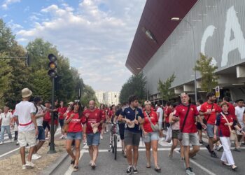 A physicist tests when a crowd becomes a crush : NPR