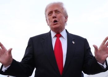 Donald Trump Threatens To Dock Air Traffic Controllers’ Pay