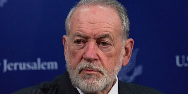 Secret Huckabee Meeting With Convicted Spy Alarms U.S. Officials: Report