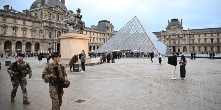 Paris Prosecutor Says Arrested Man Is 4th Member Of Louvre Heist Gang
