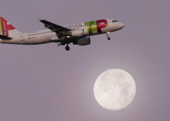 Airlines rush to fix Airbus A320 software glitch, disruptions reported