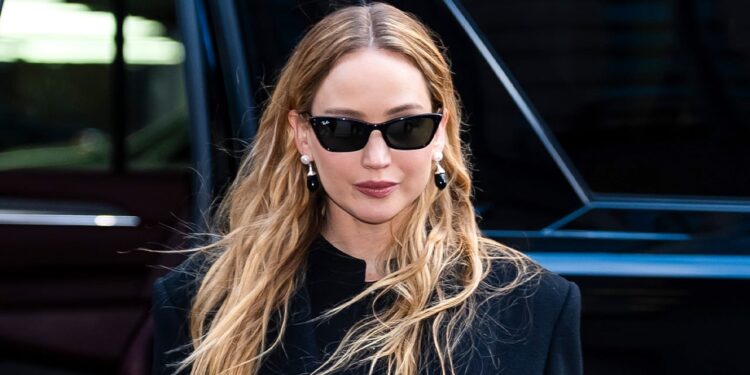 Jennifer Lawrence Cements The Return Of Black Onyx Jewellery