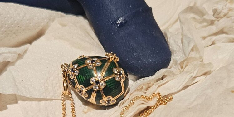 Alleged Thief Swallows Fabergé Pendant And Police Wait Days For It To… Pass