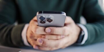 Cybersecurity Experts Weigh In On Concerns About iPhone Airplay Settings