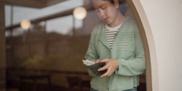 Expert Advice For When You Should Lend Friends Money — And When You Should Not