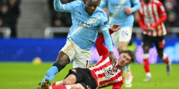 Premier League: Manchester City lose ground to Arsenal