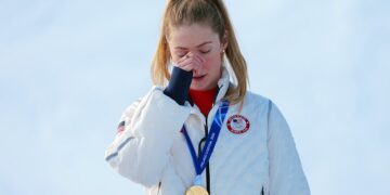 Mikaela Shiffrin’s emotional tribute to late father; gold medal