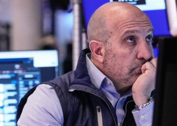 U.S. Stocks Sink, Oil Prices Rise As Inflation, AI, War Worries Hit Wall Street