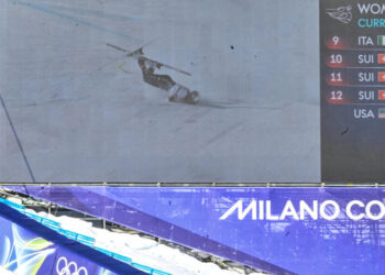 US Vonn’s Olympic comeback ends in dramatic downhill crash as her teammate Johnson takes gold