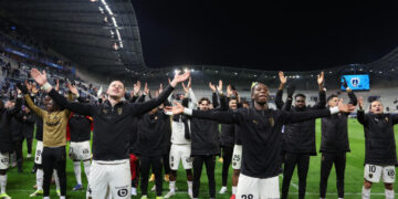 High-flying Lens reclaim top spot in Ligue 1 with hammering of Paris FC