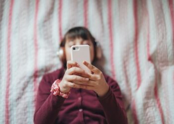 Social media blamed for stark decline in young people’s happiness | World News