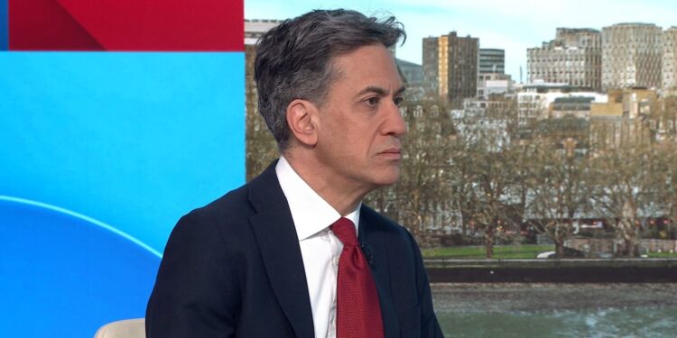 Ed Miliband says Labour will ‘fight people’s corner’ on energy costs – but he doesn’t say how | Politics News